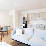 アパート Modern 3br Split Level With Balcony 16 *