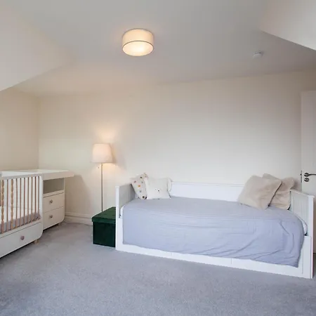 Modern 3br Split Level With Balcony 16