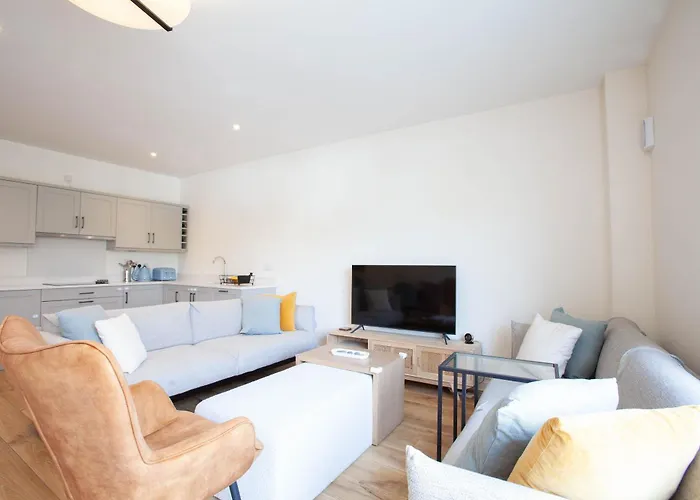 Modern 3br Split Level With Balcony 16