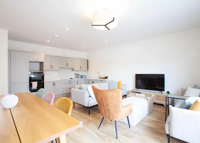 Modern 3br Split Level With Balcony 16