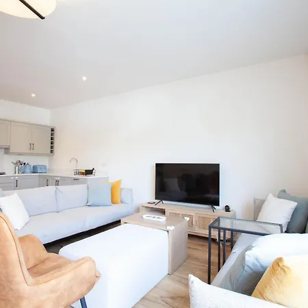 Modern 3br Split Level With Balcony 16