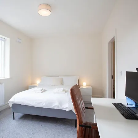 Modern 3br Split Level With Balcony 16 * Dublin