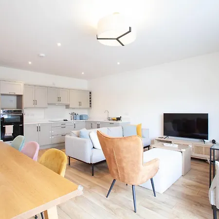 Modern 3br Split Level With Balcony 16