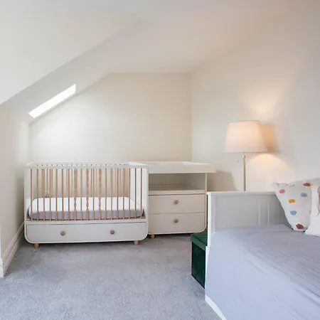 Modern 3br Split Level With Balcony 16 アパート