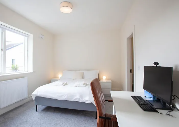 Modern 3br Split Level With Balcony 16 * Dublin